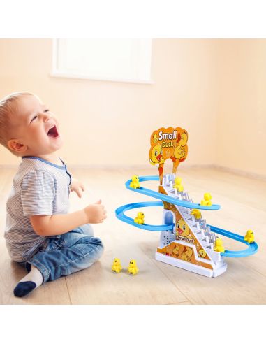 Играчка патета катерещи се по ескалатор и пързалка