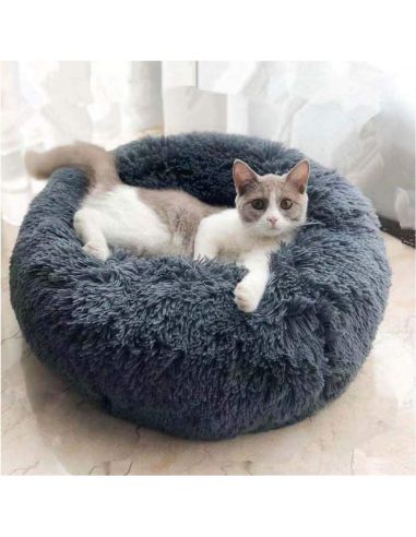 Меко пухено гнездо легло за куче или котка