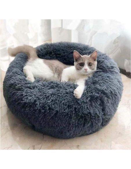 Меко пухено гнездо легло за куче или котка