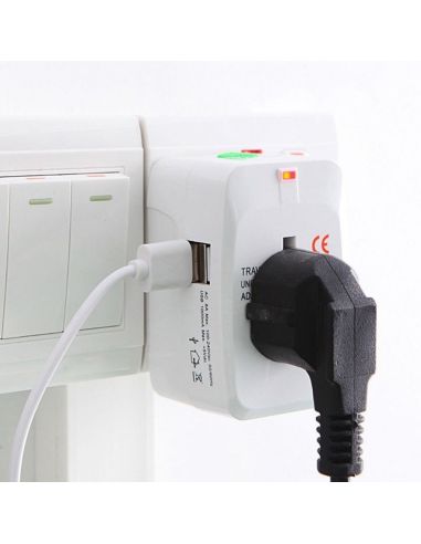 Универсален адаптер-преходник с 2 USB зарядни
