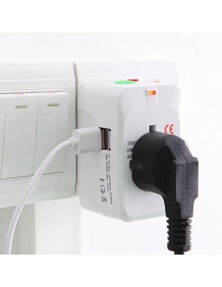 Универсален адаптер-преходник с 2 USB зарядни